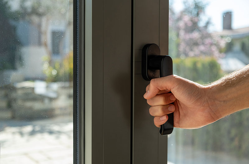 Quels critères observer pour choisir la finition idéale de votre porte sur mesure en aluminium ? La Réunion
